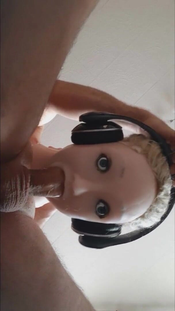 Naxy: Deepthroat sborra con le cuffie