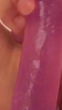 Una chica rubia caliente se masturba mientras espera a dos amigas para un trío caliente