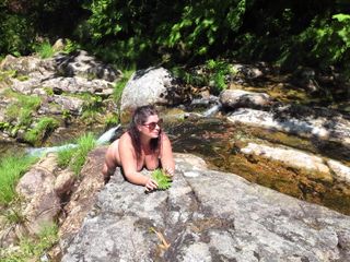 ExpressiaGirl: MILF Sola på en nudiststrand i skogen
