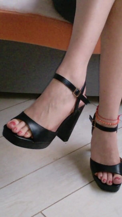 The Bitch Mistress: Cewek hot ini lagi asik goyangin kontolku pakai sepatu hak...