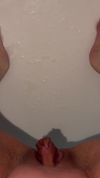 Pov wanita kencing di kamar mandi