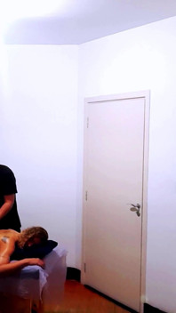 Cliente seduz massagista na sala de massagem