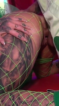 Yarak çılgını palyaçolar büyük memeli orta yaşlı seksi kadını sikiyor