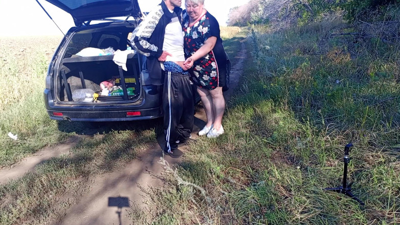 Zona901: Macocha trzyma mojego penisa, podczas gdy sikam, a następnie robi...
