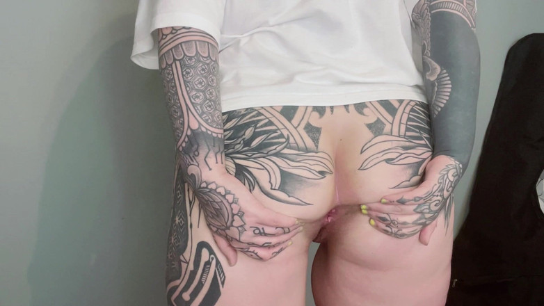 Miss Valentina: Татуйована поклоніння дупі