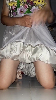 Pengiring pengantin wanita yang imut lagi asik masturbasi sambil pakai gaun