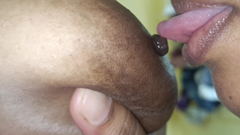 Pushpa studio: レズビアンの胸舐めホット動画