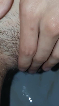 Čůrám, masturbuji a stříkám zároveň na veřejné toaletě