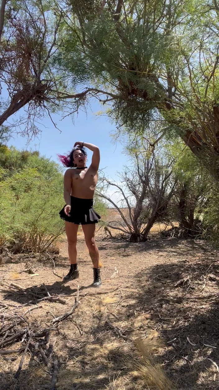 TSJade95: Stripper del desierto trans se desnuda al aire libre