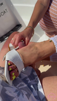 Paja Con Zapatos Y Pies Al Aire Libre En Un Barco Con Uñas Largas - Ocean Vibes Y Semen En Los Pies