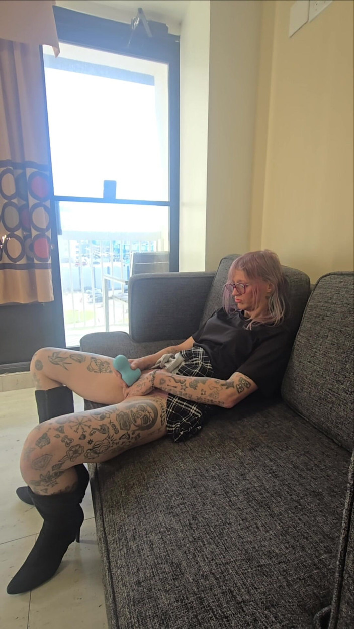 Lynn Kaotik: Trans puta goza em seu próprio rosto