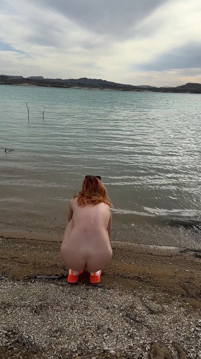 Sheryl X Sinclair: Procházka poblíž jezera absolutně nahá