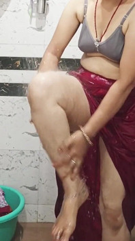 Priya india culona en el baño