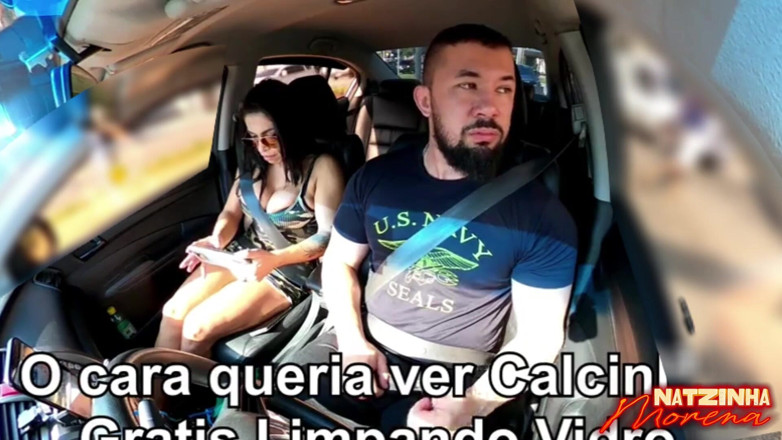 NatzinhaMorena: 교통 체증 속 구강성교: 갈색 머리 여성이 가슴을 드러내고 차 안의 모든 것을 빨아줌