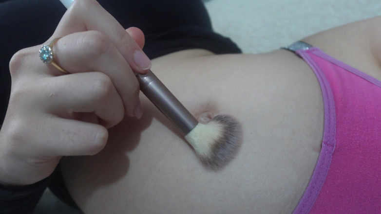 AmayaMori: Latina meia-irmã limpando umbigo com um swab de algodão e,...