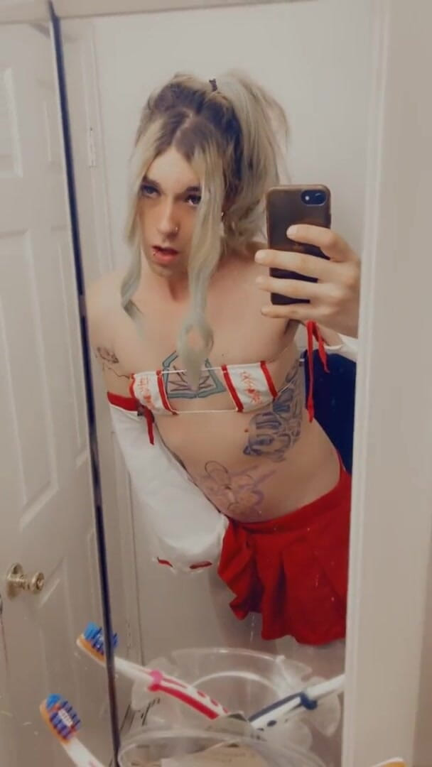 CarmenMelatonin: Una sexy ragazza cosplay ama il sesso