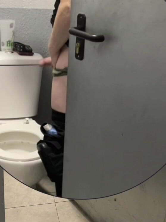 AmateurBoysPissing: Мальчик открывает кабину и застает друга писающим