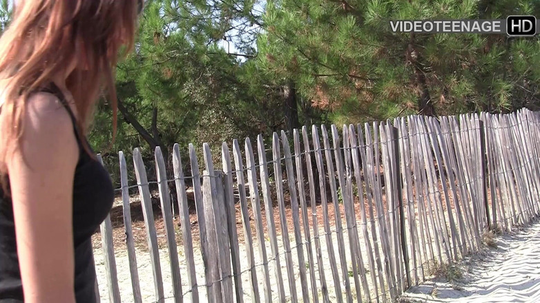 Videoteenage: ビーチで裸の美しい18歳のブルネット