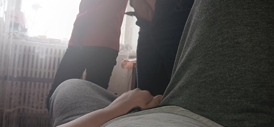 Lesbian-candys: 私たちは3Pで自慰行為をし、服を着たまま射精します