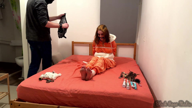 Miriam Slave: Мириам Связали И Пощекотали В Комзи