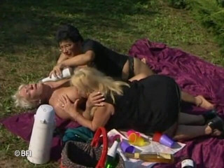Girls enjoying girls with lesbian daydreamers: Стара гілфа в лесбійському тріо на відкритому повітрі
