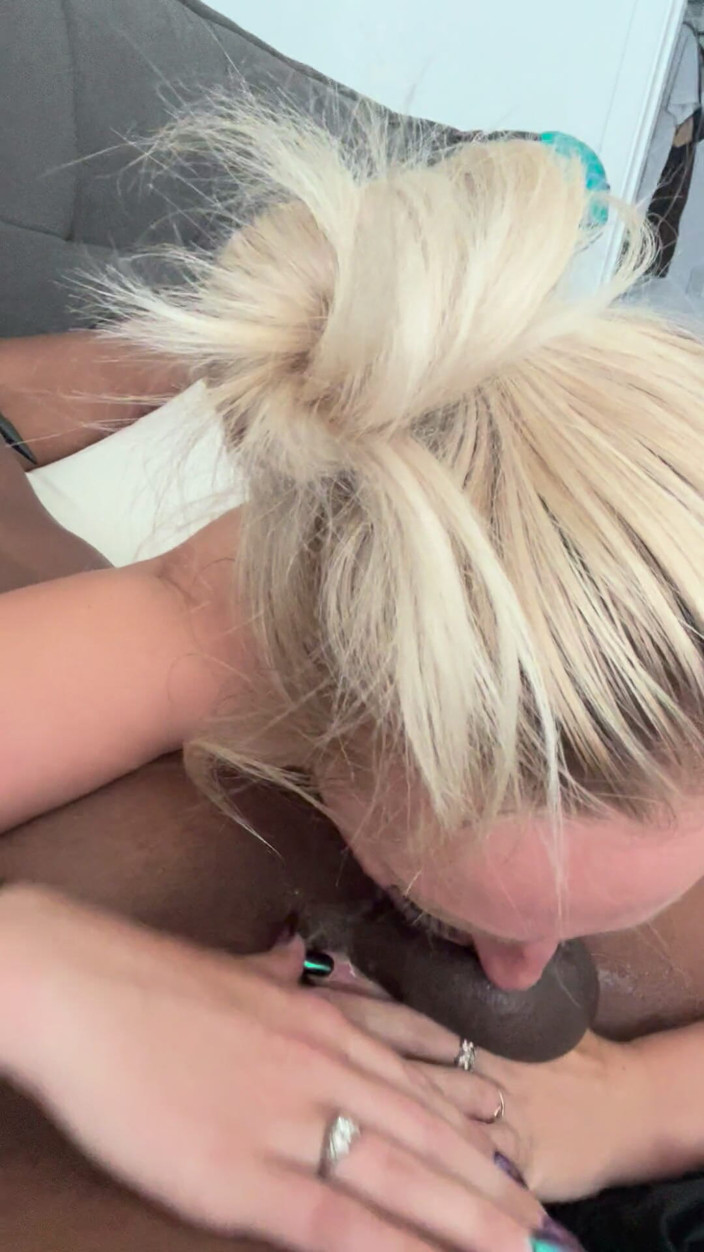 Elana Bunnz: Cewek super semok rambut pirang ini lagi asik nyepong kontol...