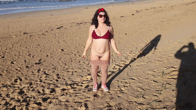 Pissing Everywhere: Donna che piscia su una spiaggia pubblica mentre nessuno è lì