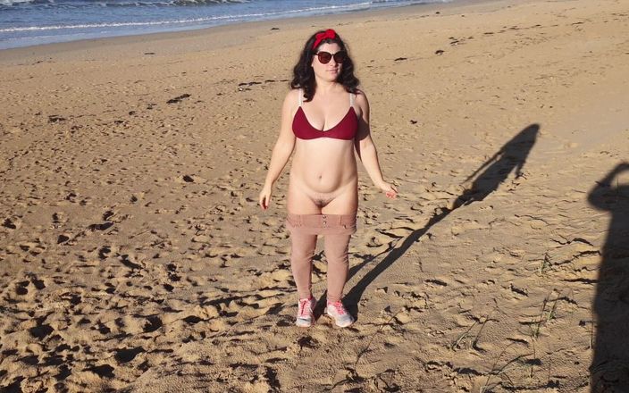 Pissing Everywhere: Frau pisst an einem öffentlichen strand, während niemand da ist