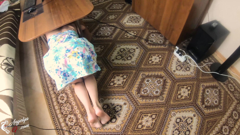 AnGelya G: Bebek temizlik yaparken sıkıştı ve sevgilisi domaltarak amını sikiyor - dölleme