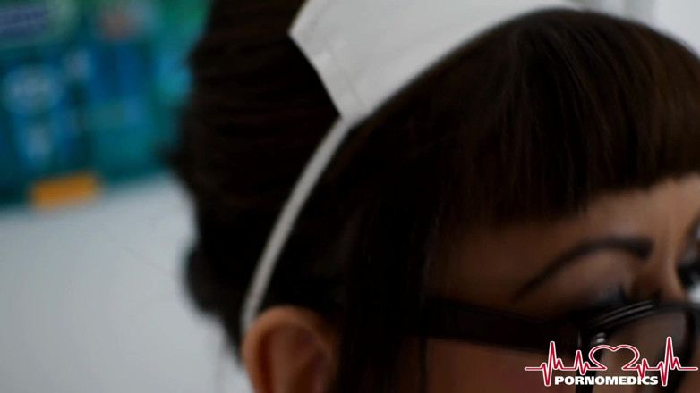 Pornomedics: 制服を着た看護師の婦人科試験