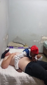 18-letnia uczennica wysysa swojego ojczyma przed zajęciami