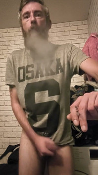 Un grande cazzo duro si masturba e fuma