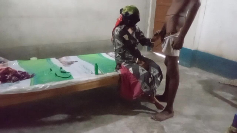 Bengaliauntykichut: Sikilen üvey annelerin gevşek amcığı harika hissettiriyor