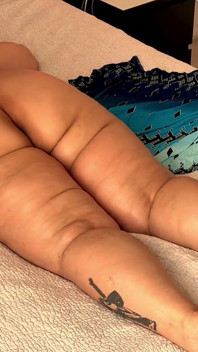 Une chaudasse mariée pulpeuse prend une grosse bite noire masquée, une BBW dévergondée Une MILF au cul sexy se prépare pour une grosse bite noire fraîchement sous la douche