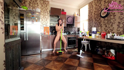 Alice KellyXXX: Soție sexy se distrează dansând goală în timp ce curăță casa