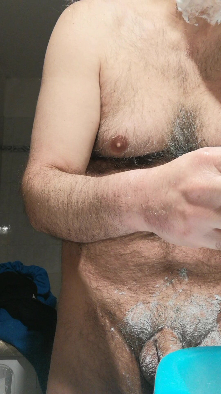 Setesesso7: Ich bin im Badezimmer, rasiere und wichse meinen schwanz.