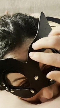 主人把我的手和脚绑在一起，然后操我的脸，直到他用精液覆盖它！