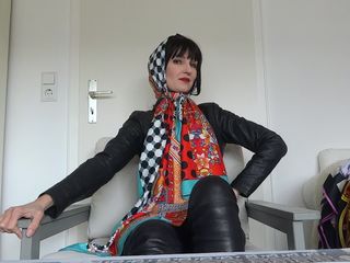 Lady Victoria Valente: 3 Stora sidenhalsdukar show - Ganska scarfs