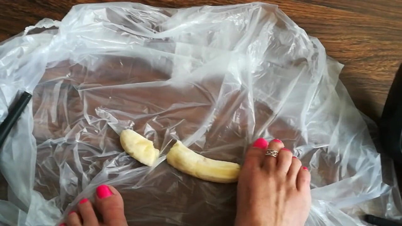 Lady Daniela -: Kaki ilahiku menghancurkan pisang