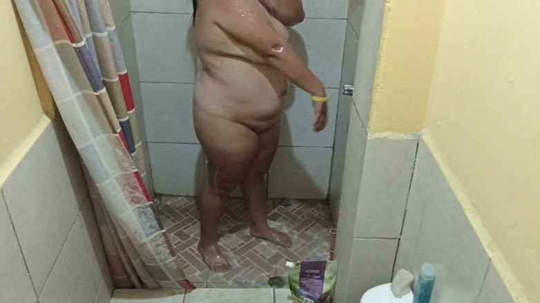 Stepmom_with_big_tits: Bu duş çok ateşli oldu çünkü göğüslerim çok iyi hissettim
