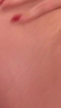 Blond brud deepthroats utbuktande hals medan dildo töjer fittan vid