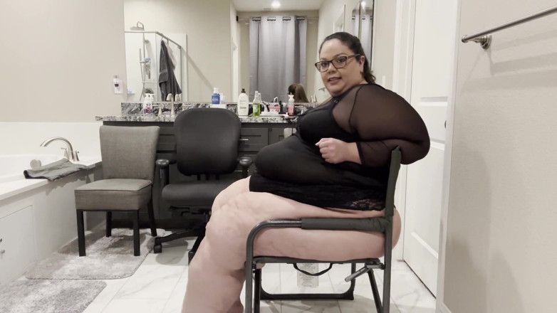 Plump Paradise: Luxe in dessous: Plump Paradise Enger stuhl necken (wmv)