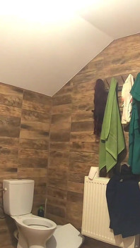 Tarian kulit yang mengisap. Cewek sange ini lagi asik muasin memeknya pakai baju jumpsuit sampai muncrat di toilet