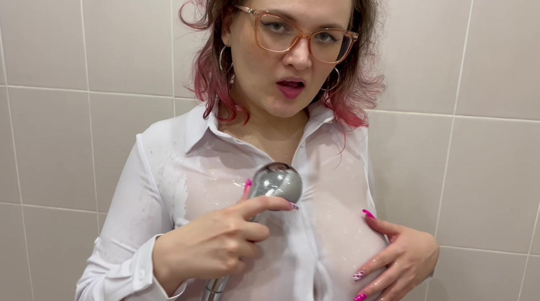 Katybigcherry: Sie in der Seele in nassen kleidern lutscht einen schwanz....