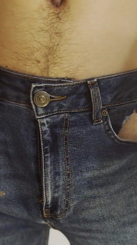 Náctiletý chlapec sexy tančí a stříhá kalhoty až do úplného naha