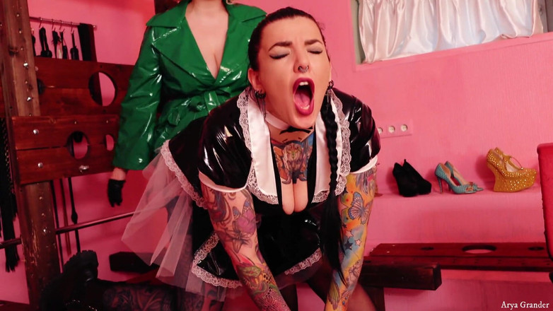 Arya Grander: Fetiş kıyafetli takma yarakla lezbiyen seks - 2 orta yaşlı seksi kadın