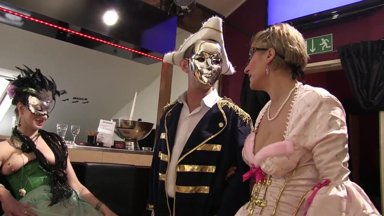 Slutty Milf: Cosplay zamaskowana orgia jebanie - DVD