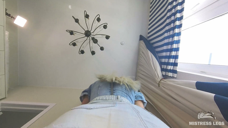 Mistress Legs: 내 큰 분홍색 팬티 엉덩이에 앉아 있는 POV 얼굴