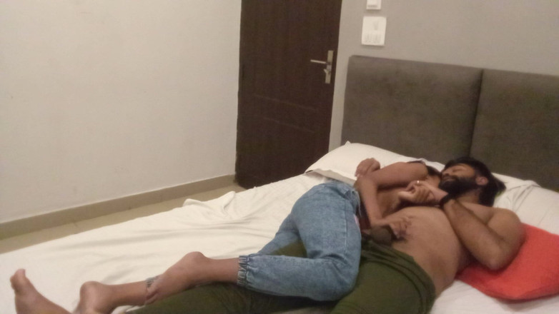 Indian college girls sex: युवा देसी भारतीय जोड़ा कॉलेज के बाद एक दूसरे के साथ रोमांटिक सेक्स का आनंद लेते हुए