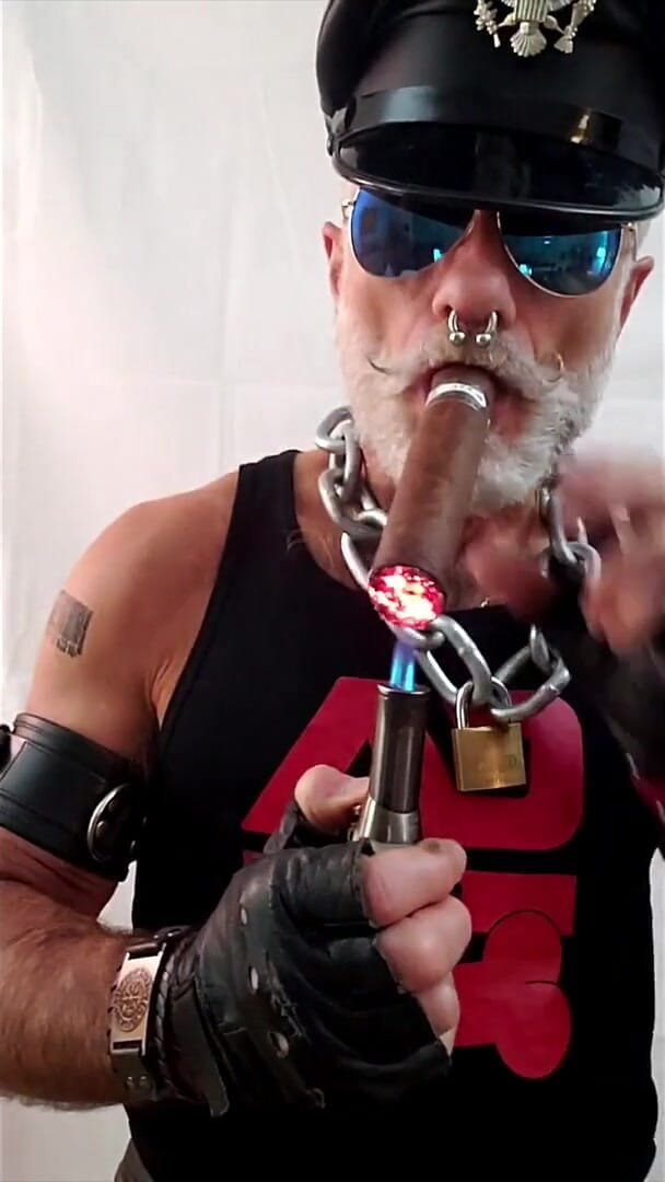 Leather Dad Lighting a Big Ring (Muscles Cigar FFPig) Leather Dad Lighting a Big Ring (Muscles Cigar FFPig)